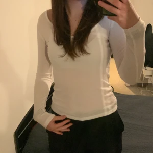 Långärmad tröja - Säljer denna super fina tröjan då den är för liten, väldigt bra skick då den knappt är använd, köpte för 200 o säljer nu för 70🤍 pris kan diskuteras vid snabb affär🫶🏻 skriv för mer info🤙🏼