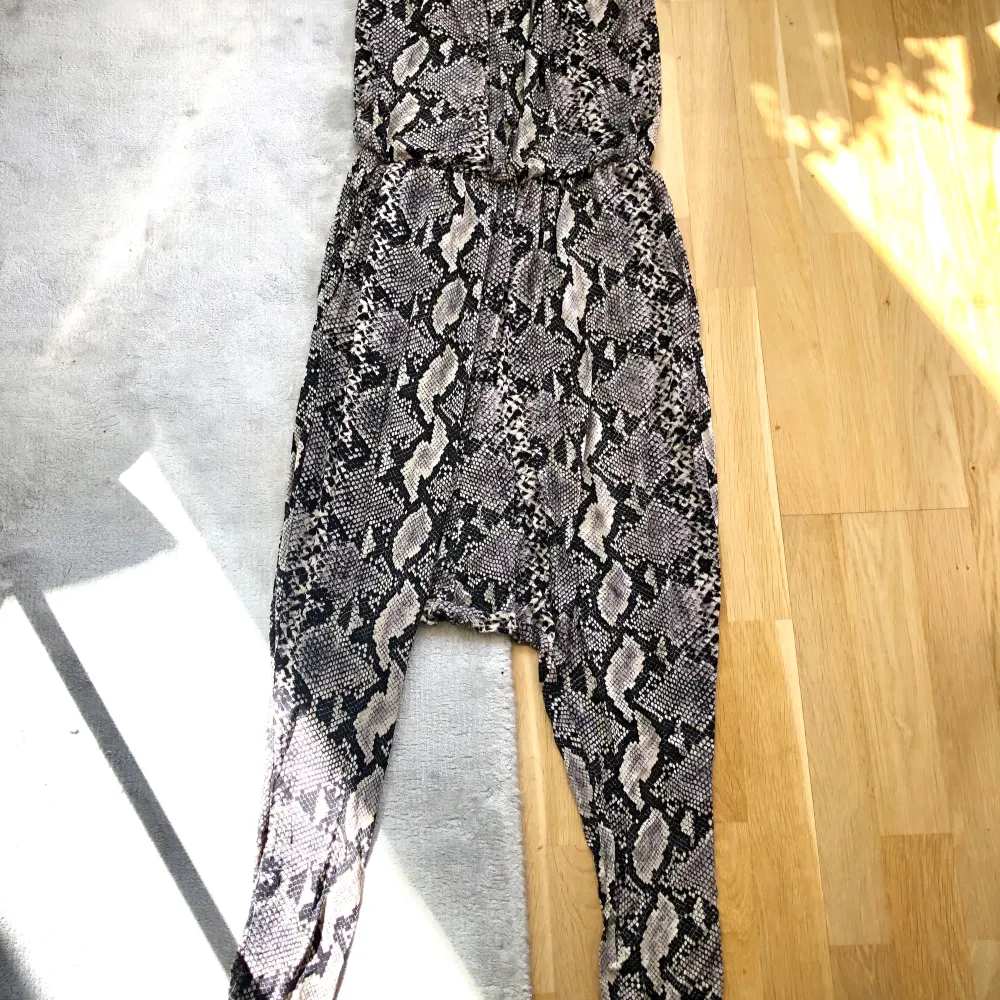 Ormskinnsmönstrad jumpsuit från By Malene Birger, stl S. Väldigt bra skick. Väldigt mjuk i kvaliteten. Nypris strax under 2100kr.. Toppar.