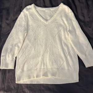 Säljer denna vita tröjan i stl XS från VILA. Köparen står för frakten, använder köp nu eller Swish.