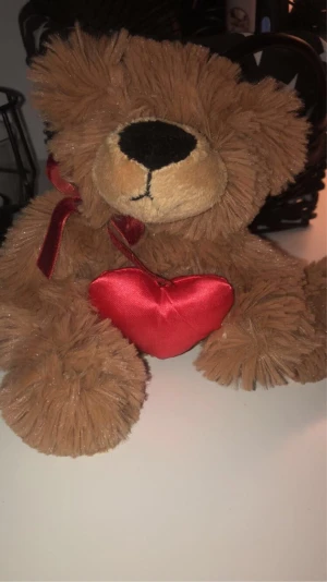 Gosig nalle💗 - Hur mysig och gullig?💗 Det bästa är ju att den håller i en nalle!😍