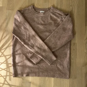 Stickad tröja - Säljer denna sjukt snygga tröja då den inte kommer till användning. Är storlek L men passar mig som oftast har S i tröjor😊💕 Pris kan diskuteras.