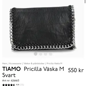 En fin väska från Tiamo i svart! Mycket bra skick och säljs för att den inte kommer till användning. Skriv för frågor eller fler bilder. Köpt gör 550kr.