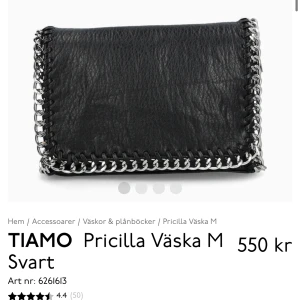 Tiamo väska - En fin väska från Tiamo i svart! Mycket bra skick och säljs för att den inte kommer till användning. Skriv för frågor eller fler bilder. Köpt gör 550kr.