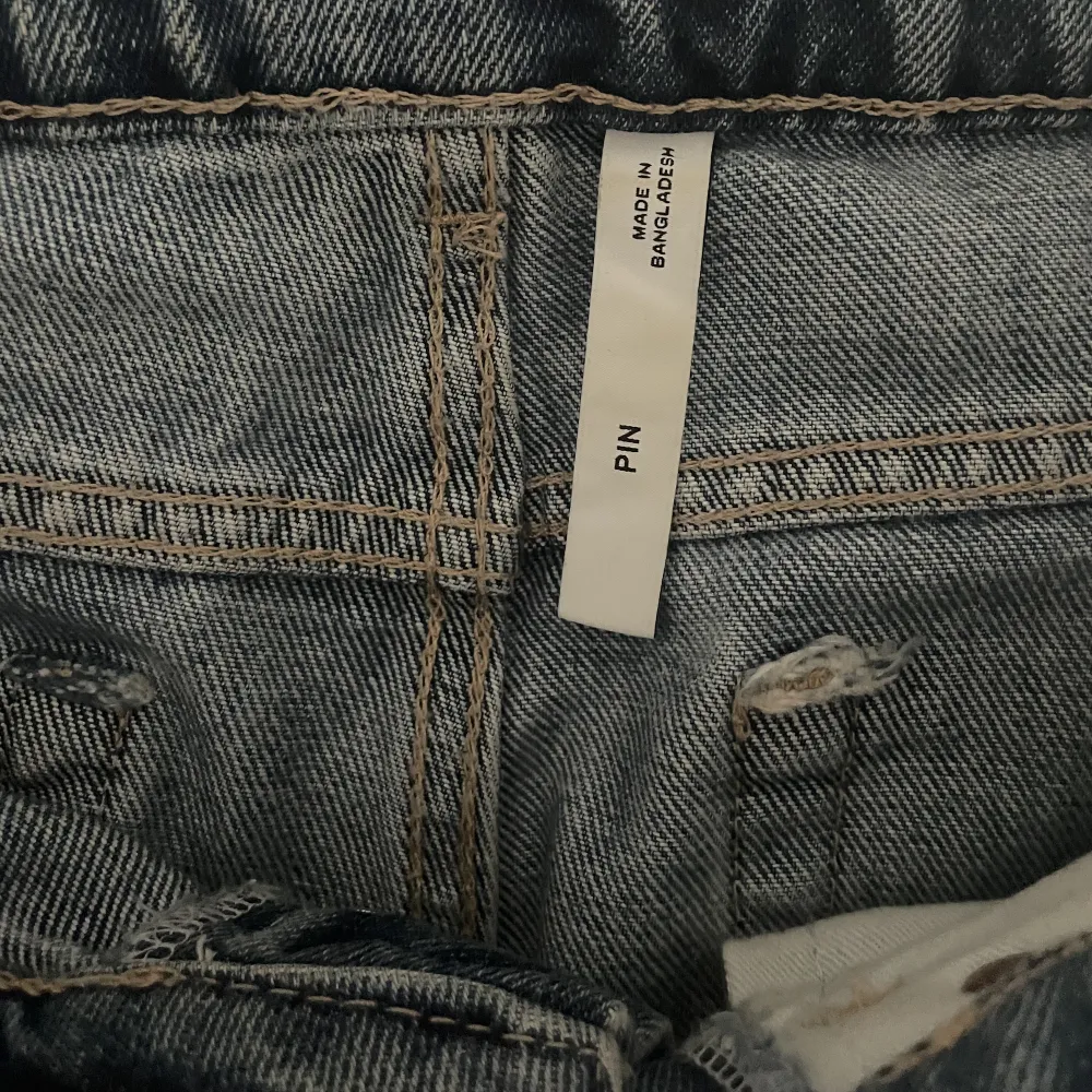 Ett par lågmidjade raka jeans från weekday i modellen ”pin Mid straight jeans”. Mörkblåa och supersnygga!. Jeans & Byxor.