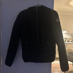 colmar jacka - säljer min colmar jacka då den blev förliten , superskön och lätt. köpte den på länna sport för 3790 kr 