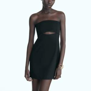 Oanvänd klänning  som inte längre sälja på Zara!!! Kort svart klänning i storlek M, strapless. Elegant, basic samt festlig! Super gullig klänning som tyvärr inte passade mig vid bysten🥲