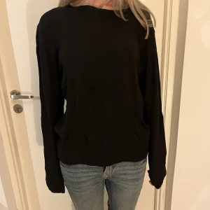 Svart stickad tröja - Supersnygg och basic stickad tröja som passar till alla tillfällen, och som är perfekt till hösten! Inga defekter förekommer då tröjan aldrig använts💘därav är den som ny🙏🏼
