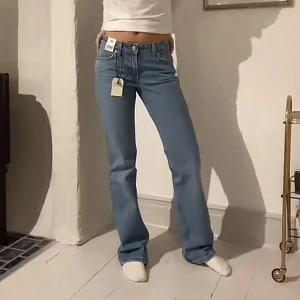 Levis jeans Low pitch boot  - Super snygga jeans som inte kom till användning! ❤️ endast använda 1 gång!  Ny pris 1200 mitt pris 700 ❤️ passar mig som i vanliga fall har stolek S. Bra i längden på mig som är 168