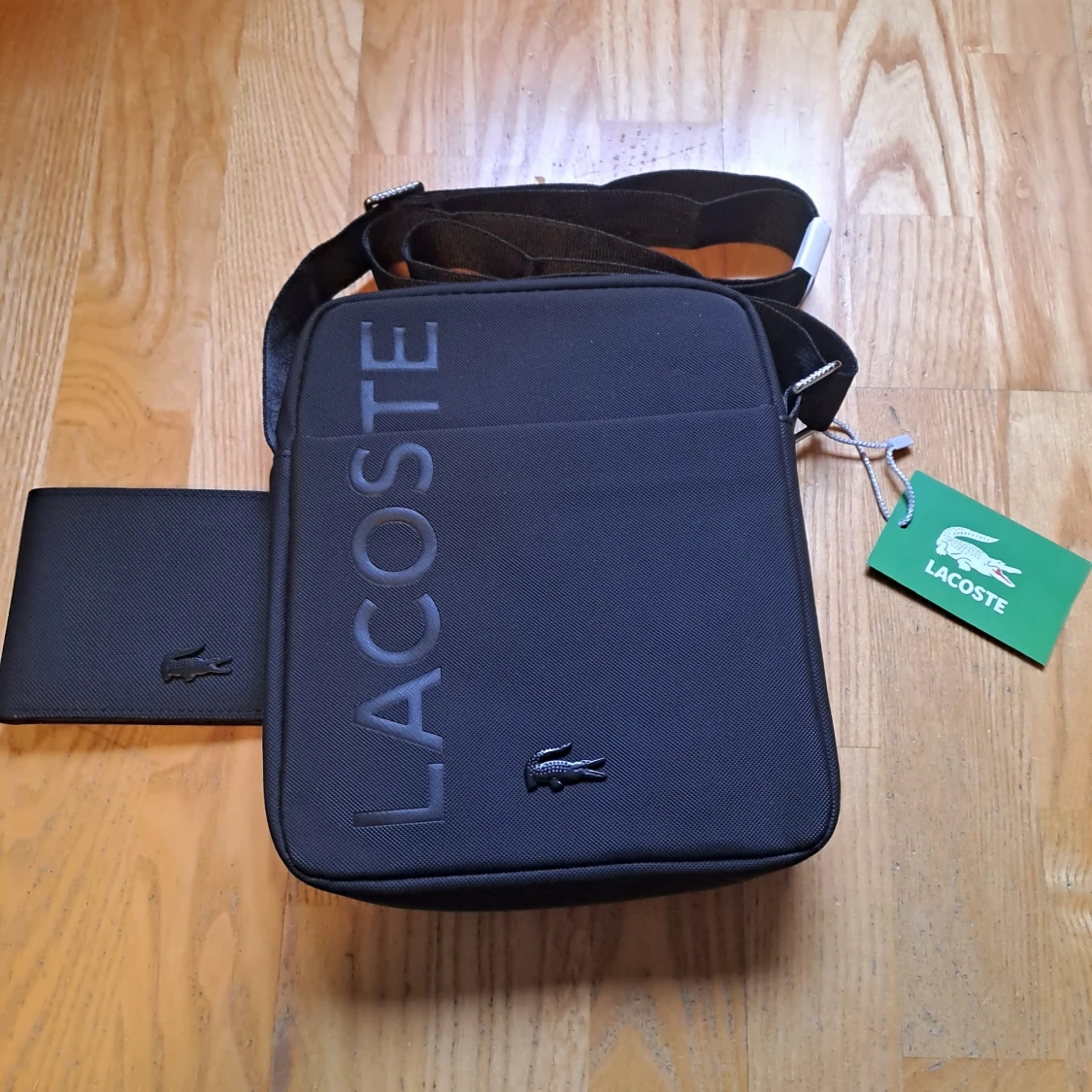 Lacoste väska och pkånbok