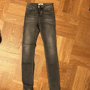 Acne jeans  - Acne jeans slim Stl 24/32 Nästan aldrig använda.