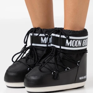 Moonboots - Använda 2 gånger, köptes för 2000 och säljs för 850 pga vill bli av med för att kunna köpa nya vinterskor, använder inte dessa skor längre men dom är super fina💗kom privat för fler bilder eller frågor🩷