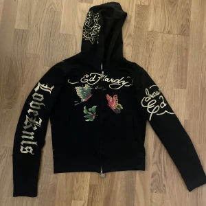 Ed Hardy zip up - En jätte cool ed hardy zip med rhinestones som är i nyskick i storlek M men passar mig som har vanligtvis S också💞💓