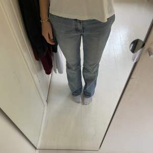 Jättesnygga jeans från Brandy Melville, lite slitna, se bild tre, men inget som syns när de är på!