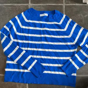 En blåvit-randig stickad tröja från Mango i storlek S. Aldrig använd!