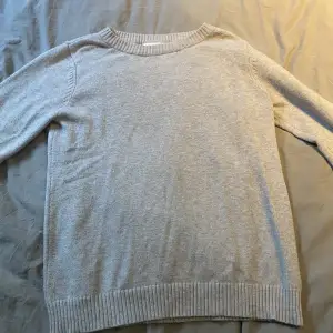 Säljer denna fina gråa stickad tröja från vila i storlek s💗 änvönd gjärna köp nu 