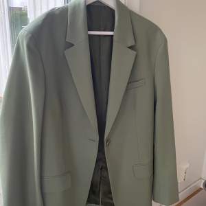 Blazer från arket i modellen ”Oversized Wool Hopsack Blazer”. Nypris 1500kr. Använd 1 gång