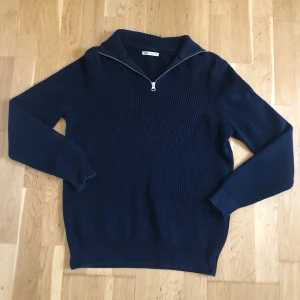 Quarter zip Zara - Säljer nu denna snygga quarter zip från Zara. Endast använd en gång så i perfekt skick! Storleken är M och jag är ca 185 cm lång. Hör av dig vid minsta fundering eller fråga!