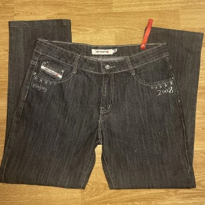 Y2k jeans - Sjuuuukt snygga y2k straight leg jeans från miss natalie som jag köpte på second hand! Sitter som 38-40💓💓