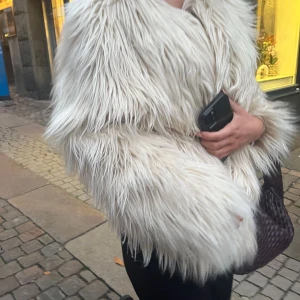 Pälsjacka  - Säljer min fina och trendiga pälsjacka❤️❤️finns inte att köpa.