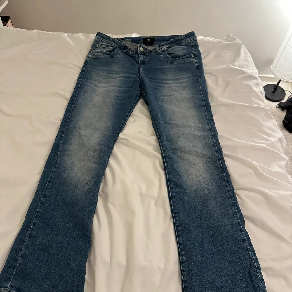 Säljer de superfina lågmidjade Ltb jeansen i modellen ”valerie” pågrund av att de är för stora på mig. De är lite använda men det syns inte alls. Som i nyskick!. Jeans & Byxor.