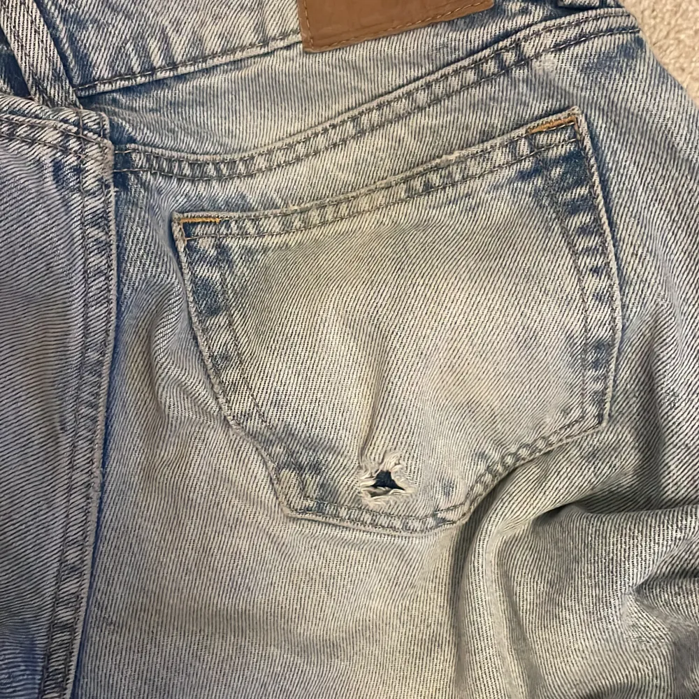 Lågmidjade straight leg jeans från weekday i modellen Arrow! Såå fina jeans, säljer på grund av att det börjar bli lite små på mig. Inga defekter förutom ett hål på ena fickan (bild 3) därav priset. Nypris är 600 kr. 💕. Jeans & Byxor.