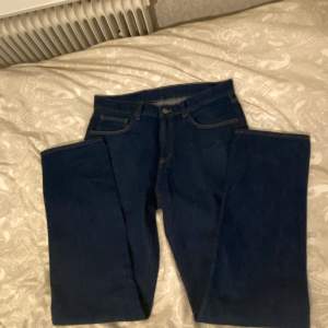 Säljer ett par fett snygg Riley jeans från brothers! Det är regular fit storlek W31 L32. Köpta för 800kr säljer här för endast 399kr, PRUTBART vid SNABB affär!! Kvittot och den andra lilla märket ingår! Kontakta för fler bilder!