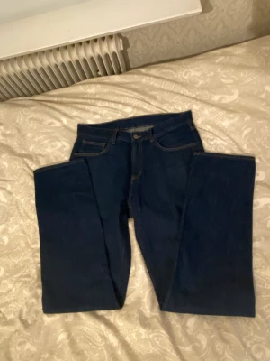 Jeans  - Säljer ett par fett snygg Riley jeans från brothers! Det är regular fit storlek W31 L32. Köpta för 800kr säljer här för endast 399kr, PRUTBART vid SNABB affär!! Kvittot och den andra lilla märket ingår! Kontakta för fler bilder!