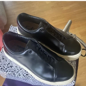 Eytys Doja - svarta  - Säljer mina svarta eytys då jag tyvärr aldrig använder de. Låda följer med. Fint skick!💕