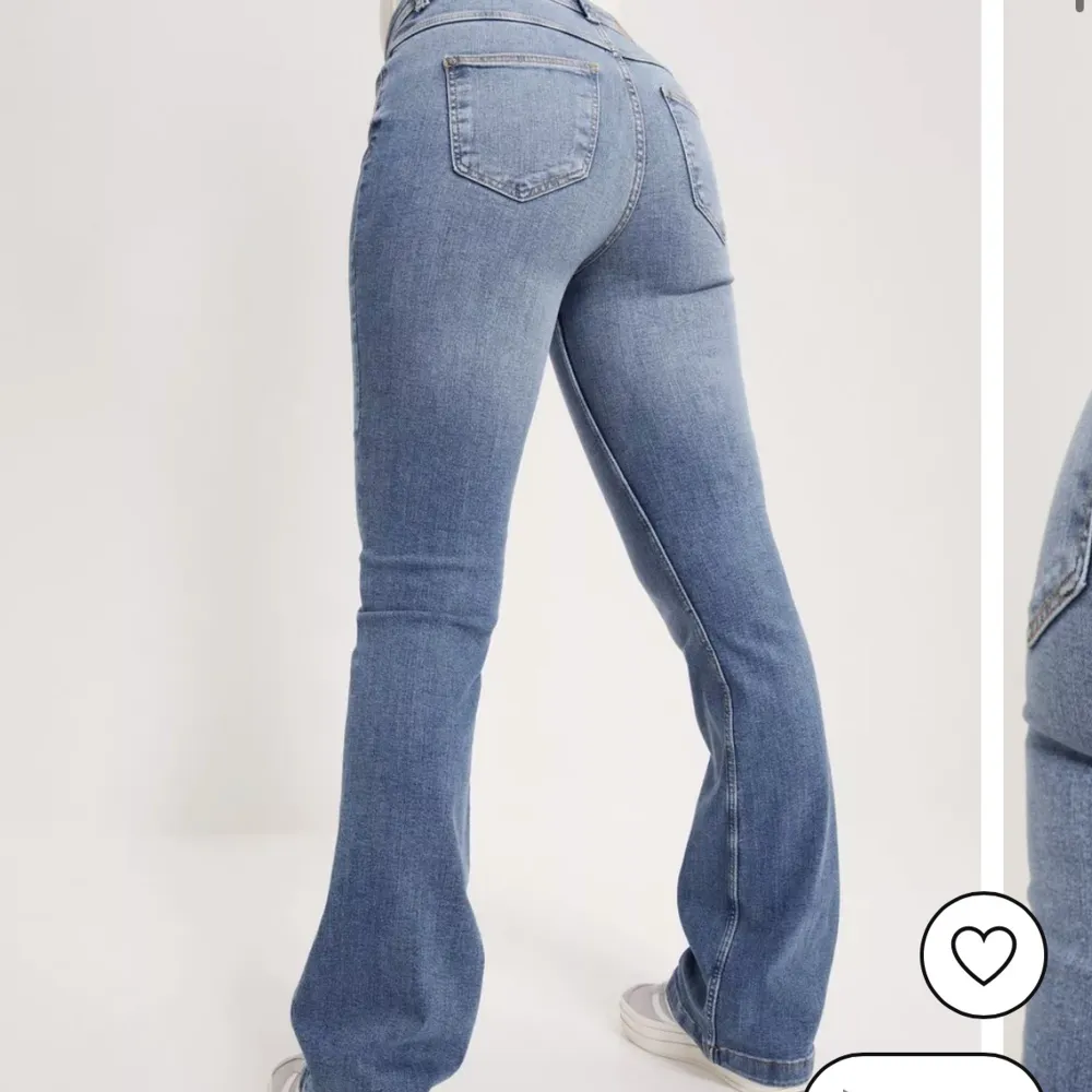 Jätte snygga flared jeans från JDY (använda fåtal gånger nypris:450kr) köpt på Nelly.com (bra längd på mig som är 170). Jeans & Byxor.
