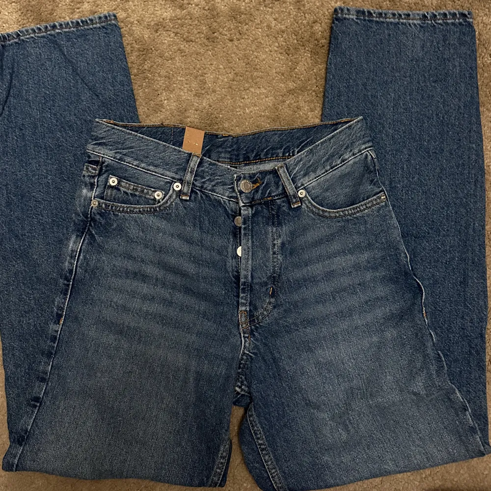 Loose jeans i unisex modell, har lapparna kvar och är i nyskick då de aldrig blev använda. . Jeans & Byxor.