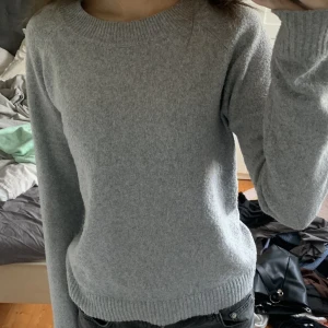 Grå stickad tröja - Stickad tröja från Vero Moda i jättefint skick!
