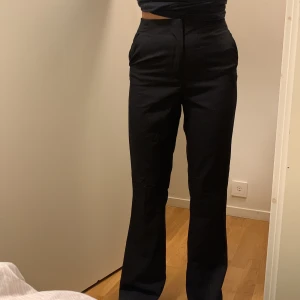 Svarta flare kostymbyxa - Storlek 36 men passar 34. Helt nya och är i perfekt skick! 👌🏼 Säljer eftersom att de inte passa mig. 🌷