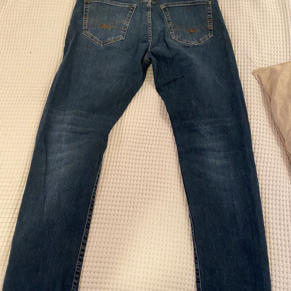 Hansen & Jacob jeans. Ett litet hål på ena knät annars nya. Jeans & Byxor.