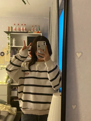 Sweatshirt  - En ass mugg sweatshirt med ett fint mönster. Den är oversized och jätte mysig just nu på vintern!!