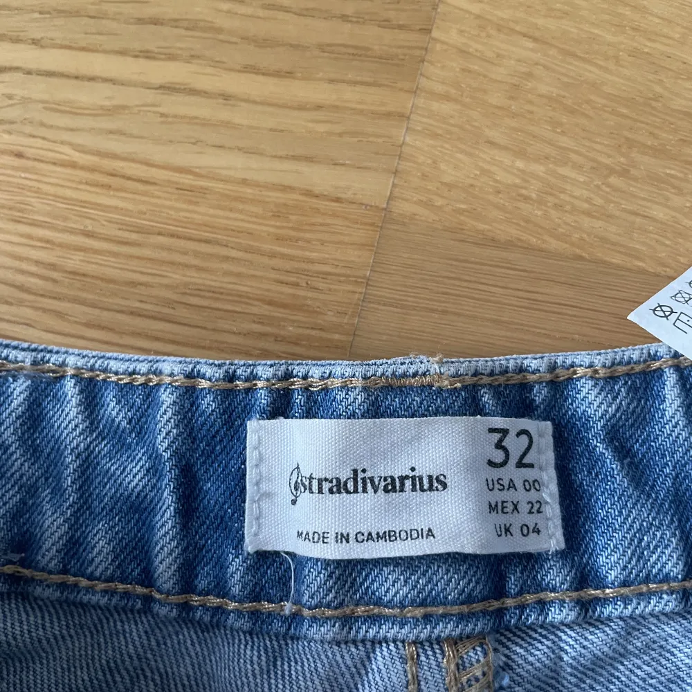 Högmidjade, vida jeans från stradivarius, storlek 32. Uppsydda, skriv för mått. Jeans & Byxor.