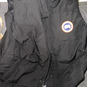 Canada Goose väst  - Hej jag säljer min väst som är köpt för 3 år sedan inte användt den länge 