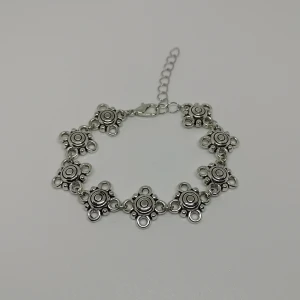 Armband ~mönster~ - Armband som är gjort/designat av mig. Det är nytt/oanvänt. Längd: Ca 15 cm + ca 4,5 cm extra länk. (frakt: 15 kr för frimärke) 