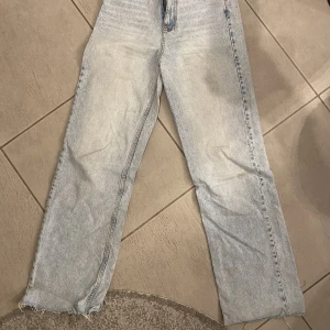 Jeans från gina - Fina raka jeans från Gina. Långa på mig som är 175. Hör av er vid frågor och funderingar 💕💕🥰🥰