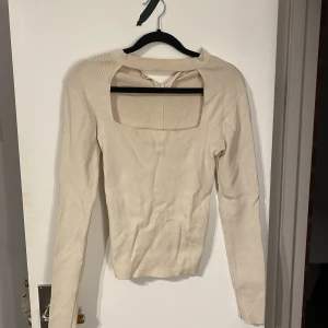 Zara topp - Säljer denna fina zara topp. Obs tröjan är inte tvättad på bilden därav liten fläck vid kragen. Används tyvärr inte längre🥹 skriv vid funderingar/frågor💕💕💕