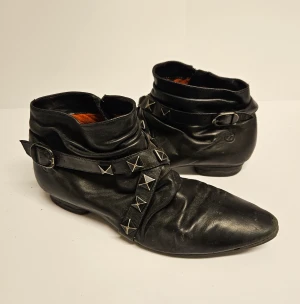 Ankle boots från Bronx Sotoday - Ankle boots från Bronx Sotoday med snygga detaljer. Välanvända men i fint funktionellt skick, vintage stuk på skinnet.  Har inte försökt tvätta dem utan de säljs i befintligt skick och går säkert att piffa till mer. Storlek 37. Nypris över 1500 kr. 
