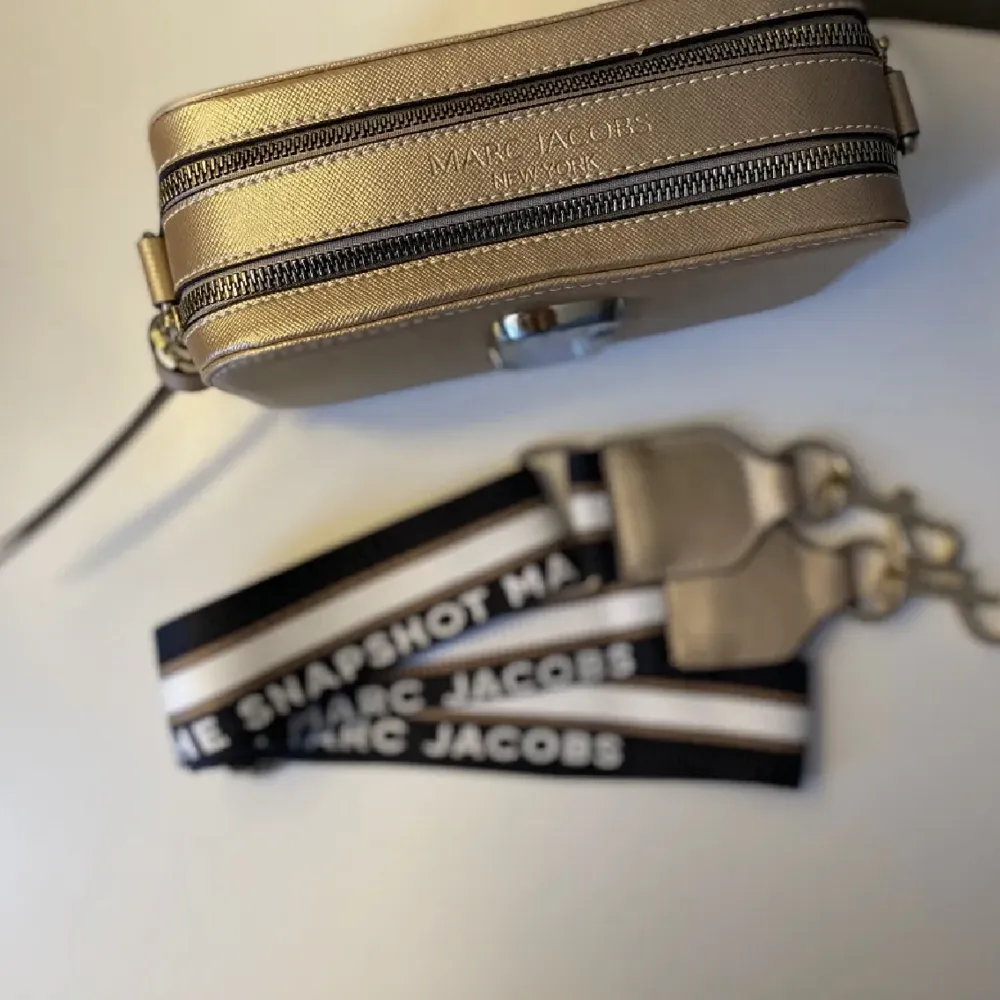 Intresskoll på mina fina Marc Jacobs Snapshot väska i utmärkt skick. Kom gärna med prisförslag!💗. Väskor.