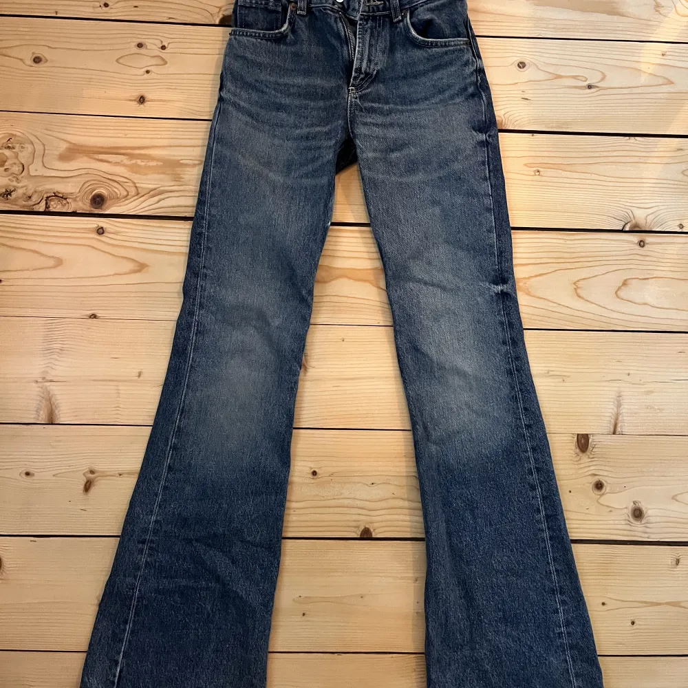 supersnygga mid-rise bootcut jeans från Zara som tyvärr är för små för mig. Använda fåtal gånger och mycket fint skick. Storlek 32 och perfekta i längden för mig som är 170cm. Farkut & Housut.