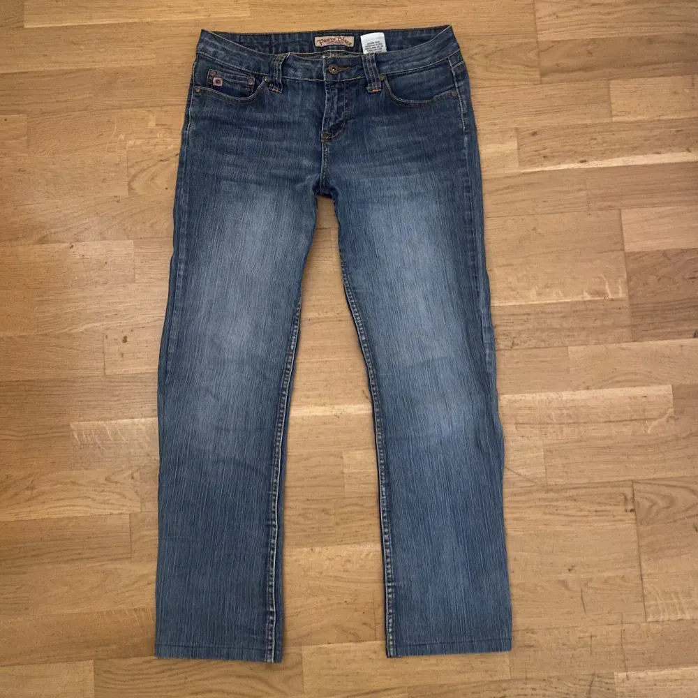 Supersnygga straight leg jeans i superbra skick, anledning till att de säljs är för de var för korta på mig. Ställ hur många frågor ni vill och är alltid öppen för prisförslag💗 Midjemått: 40cm Innerbenslängd: 71cm. Jeans & Byxor.