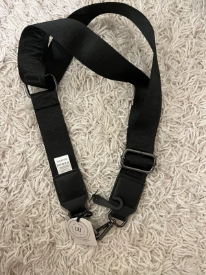 Strap till väska - Svart strap till väska från don donna.   Helt oanvänd med prislappen kvar. 💕💕