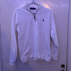 Polo Ralph lauren zip - Storlek M sitter bra om du är mellan 170-180 Skick 7.5/10 skicket är bra det ända är en liten missfärgning vi dragkedjan men det är inget som syns tydligt. (bild2), 
