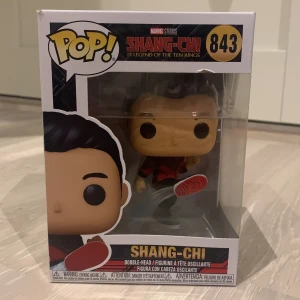 Shang-Chi Funko Pop - Marvel Shang-Chi funko pop figur, #843. Figuren har tagits ur lådan men både lådan och figuren är i bra skick. Pris kan diskuteras, 