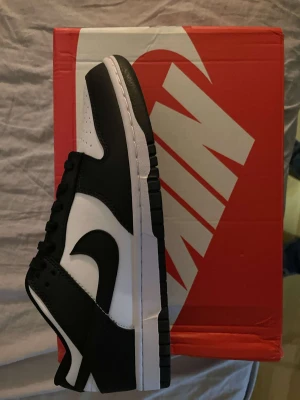 Panda dunks - Säljer dessa dunks som jag fick i födelsedagspresent för dom passa mig inte, skriv gärna för fler bilder eller frågor