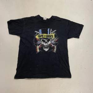 Supercool och vintage gammal Guns n roses t-shirt. Den är från fruit of the loom och är i bra skick.