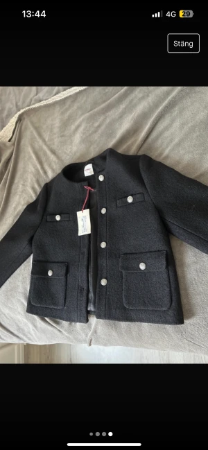 Jacka Dobber  - Säljer min jacka från Dobber, helt oanvänd.  Använder själv en likadan i en annan storlek. Säljer pga tappat kvitto.  Pris 770kr Hör av dig om du har frågor 😊