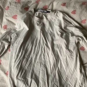 tröja från lager 157 - vit tröja från lager 157 med hål i ryggen, säljer för att det inte är min stil